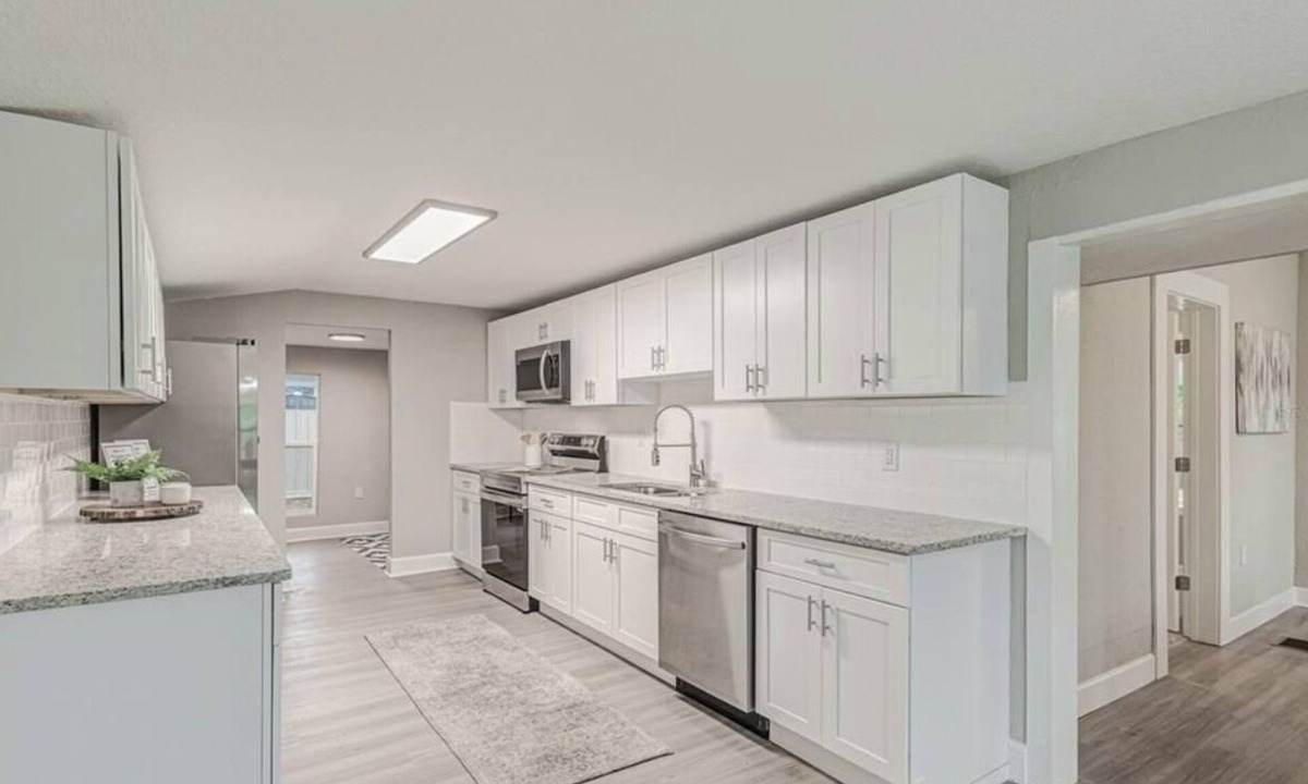 Lake Wales Other | Charming farmhouse with 3 bedrooms and WiFi, AC in beautiful Lake Wales