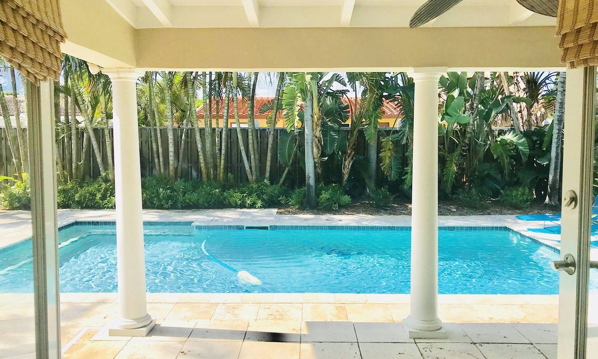 Coral Ridge Isles House | Charming Floridian Home with pool located close to Lauderdale by the Sea.