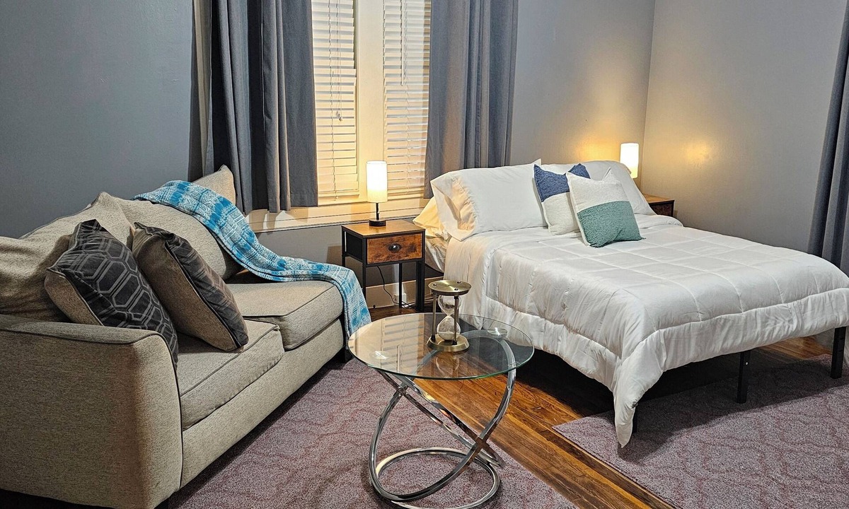 Riverside House | Charming Historic Home in Riverside – Entire House 3/2