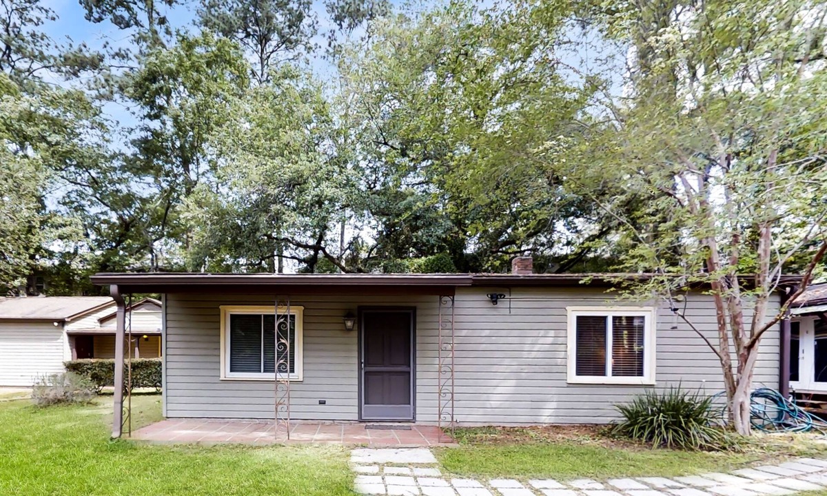 Tallahassee House | Charming home near downtown Tallahassee with washer/dryer, full kitchen, & AC