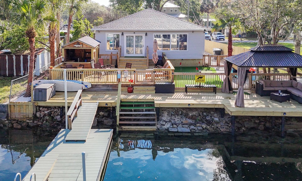 Weeki Wachee Gardens House | Charming home right off the main river. short paddle to hospital hole.