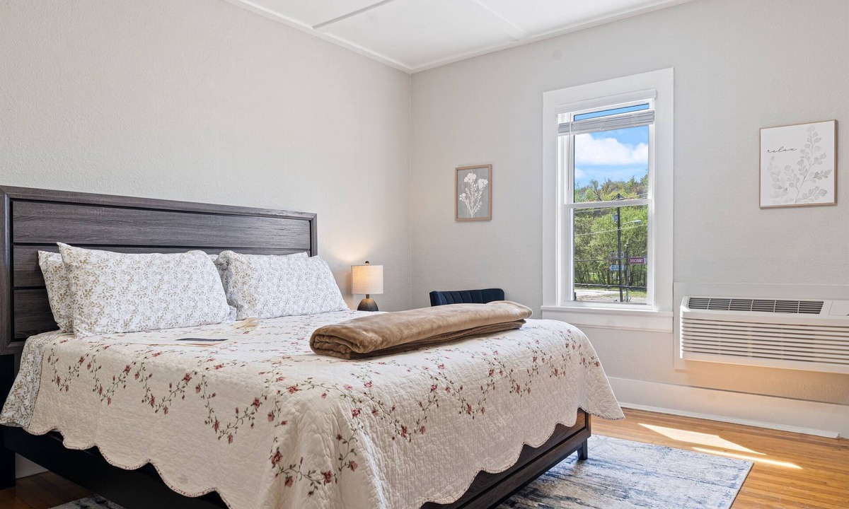 Tellico Plains Hotel | Charming Inn as you Enter Cherokee National Forest, The Munz Room 6C