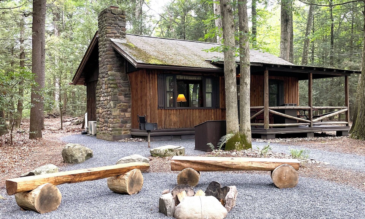Reeders Cabin | Charming Lake Front Log Cabin with Fire Pit in the Poconos