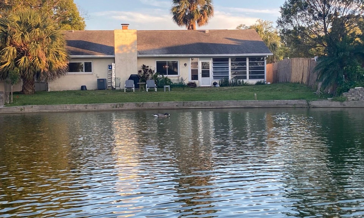 Port Richey House | Charming Lakefront 2-bedroom house with WiFi, AC in quaint New Port Richey