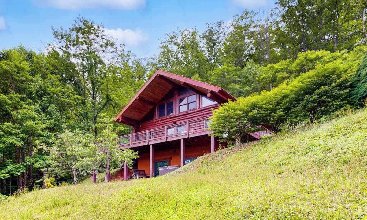 Sylva House | Charming mountain cabin with hot tub, fireplace, and stunning views