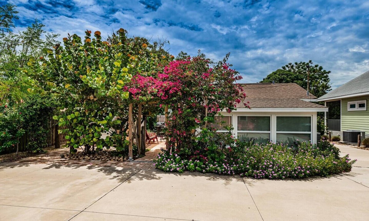 Dunedin Cottage | Charming Newly Reno 1 min to Downtown Dunedin