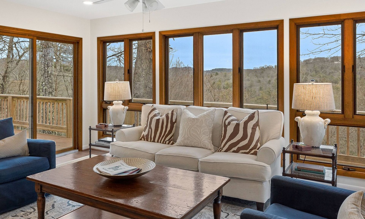 Highlands House | Charming newly renovated cottage, incredible mountain views, walk to town