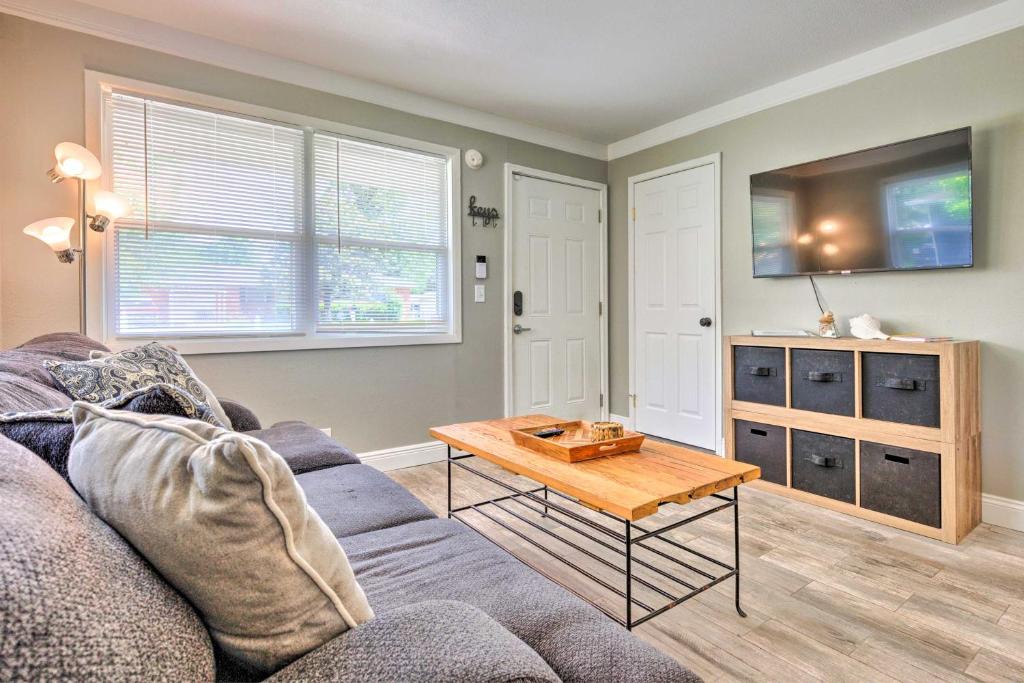 West Pensacola House | Charming Pensacola Cottage - 4 Mi to Downtown
