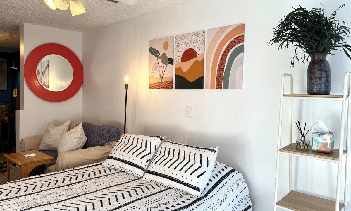 Southwest Apartment | Charming Studio in Great Location, under 10 minutes to beach, downtown, airport