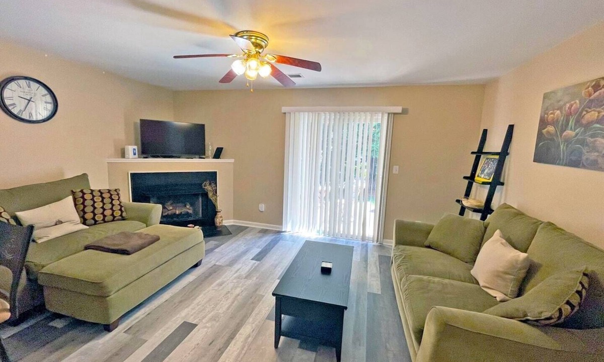 Sunset Road House | Charming Townhome Close to Uptown | Free Parking