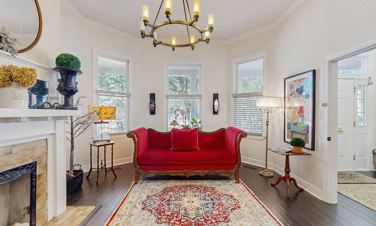Dixon Park House | Charming Victorian home with modern comforts & steps from parks