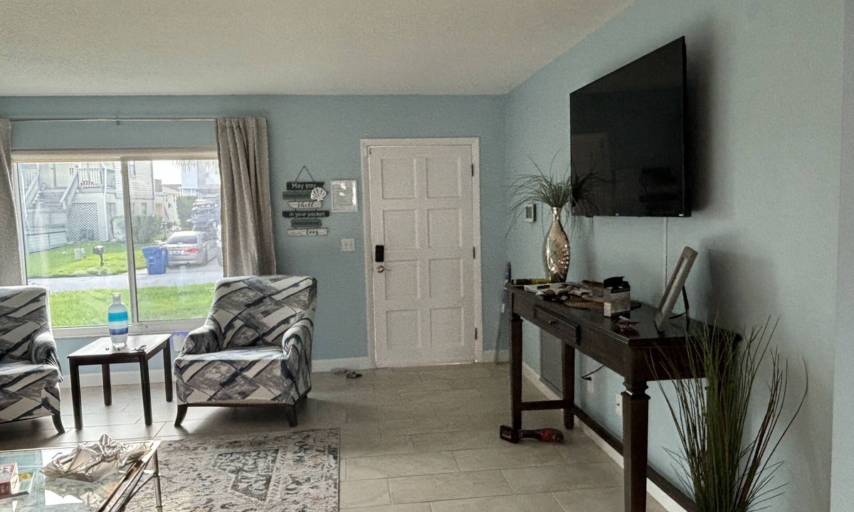 Hudson House | Charming waterfront escape 2-bedroom house with WiFi, AC in lovely Hudson