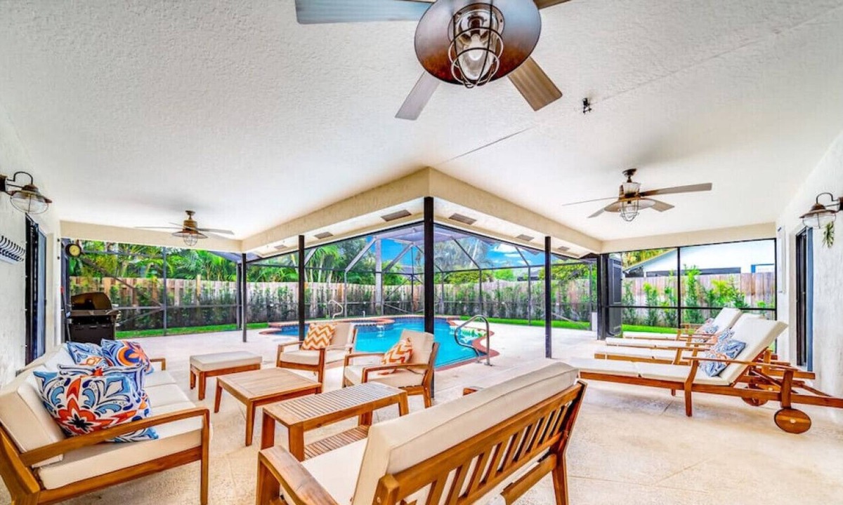 Greenview Shores House | Charmington Estate: BIG Pool Hot Tub | Golf, Polo