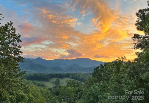Whittier House | Chasing Sunsets: A Cozy 2-Bedroom Cabin in Smoky Mts with Stunning Mountain Views.
