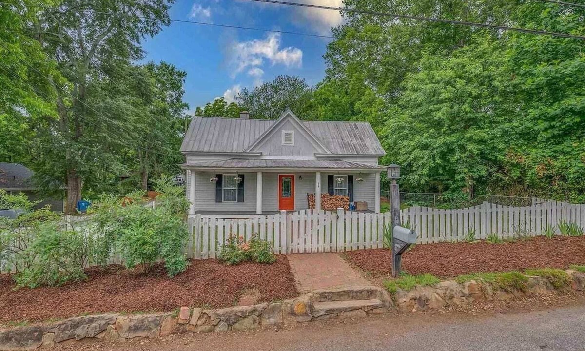 Landrum House | Cheerful 2 Bdrm Walking Distance Downtown Landrum
