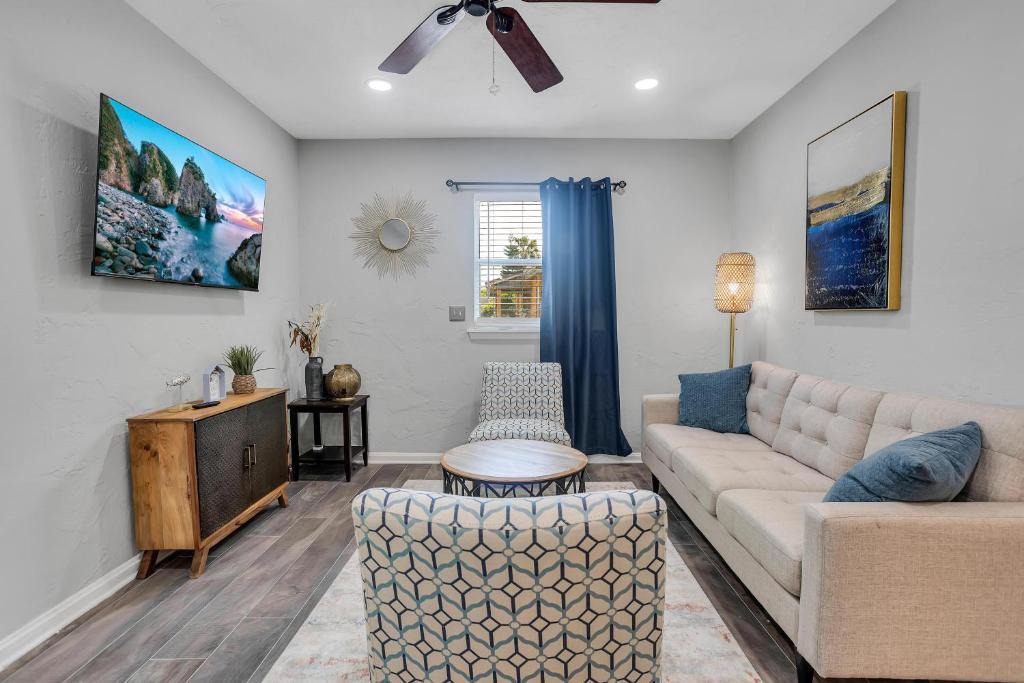 Jacksonville Beach House | Cheerful 5 Bedroom home 8 Blocks from Beach Close to Mayo