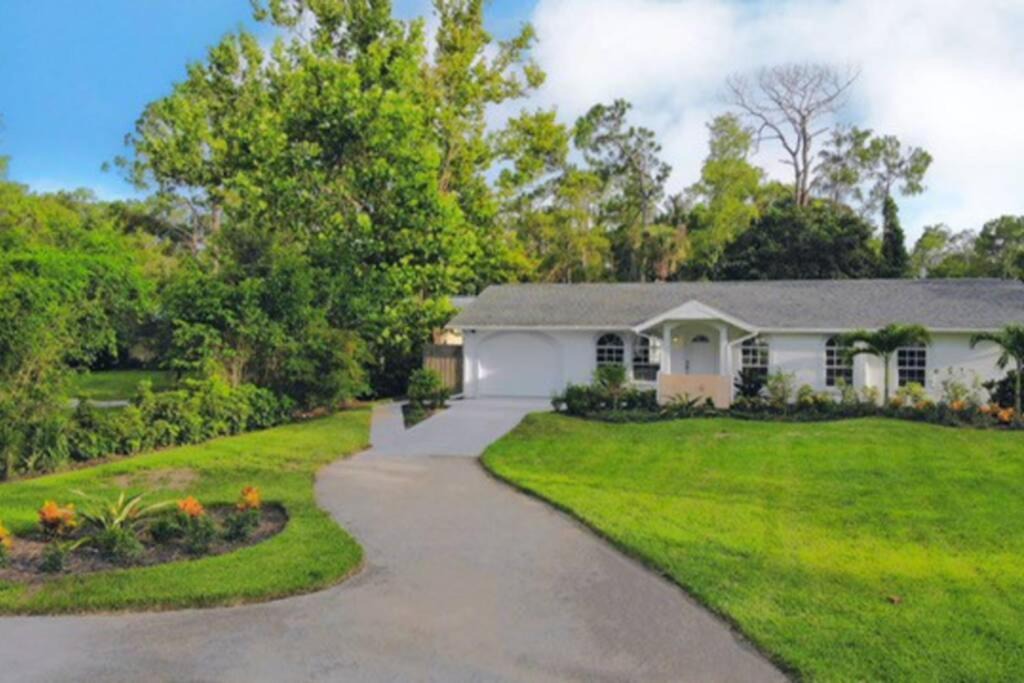 Naples Villa | Cheerfull 4/bed/3 Bath/pool/best Location