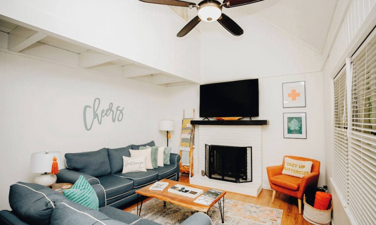 Dahlonega Cottage | Cheers On Chinkapin 2 miles to downtown Dahlonega, private cozy mountain cottage