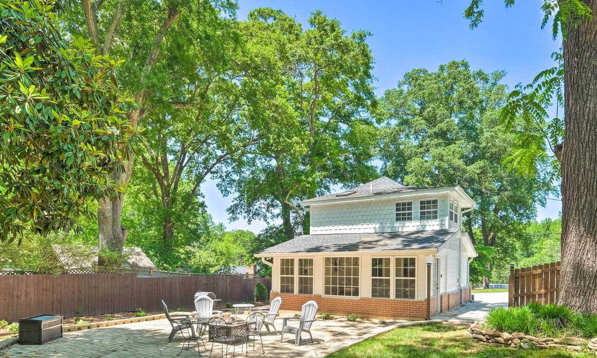 Marietta Cottage | Cheery Cottage w/Yard < 1 Mile to Marietta Square