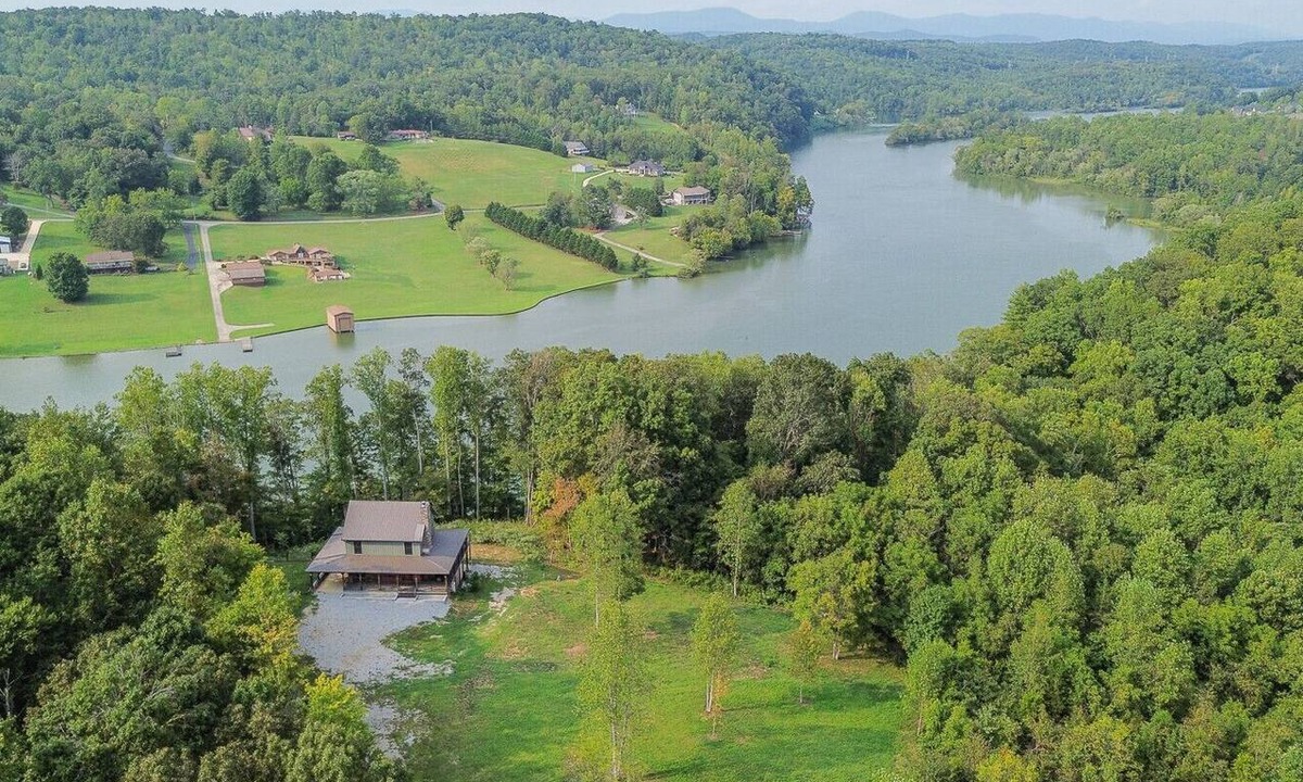 Kingston House | Cherry Blossom Cabin - Peaceful Retreat Surrounded by Nature