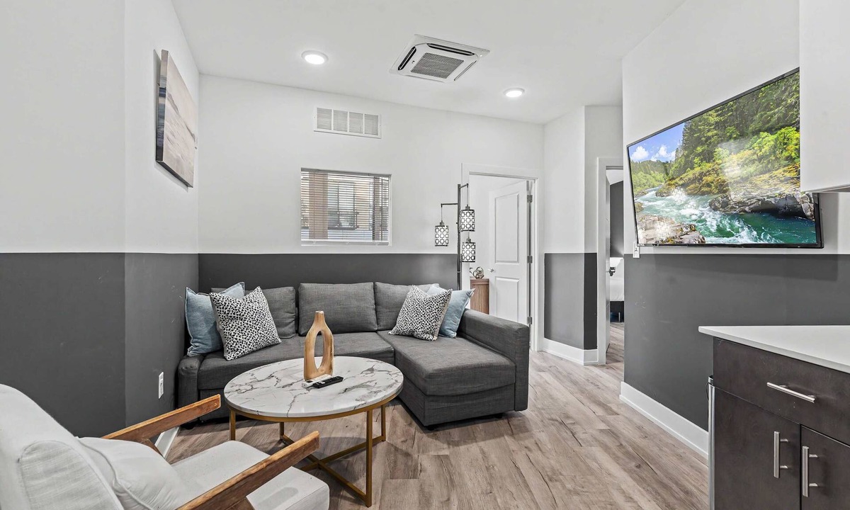 Olde Kensington Apartment | Chic 3BR Near Liberty Bell | Sleeps 8 in Style