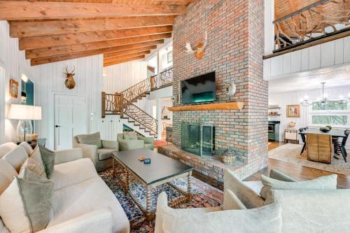Highlands House | Chic Highlands Cabin Retreat w/Deck + Office!