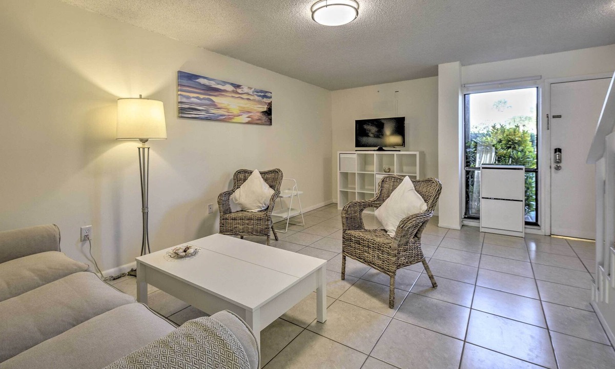 Ormond Beach House | Chic Ormond Beach Townhome w/ Grill & Shared Pool!