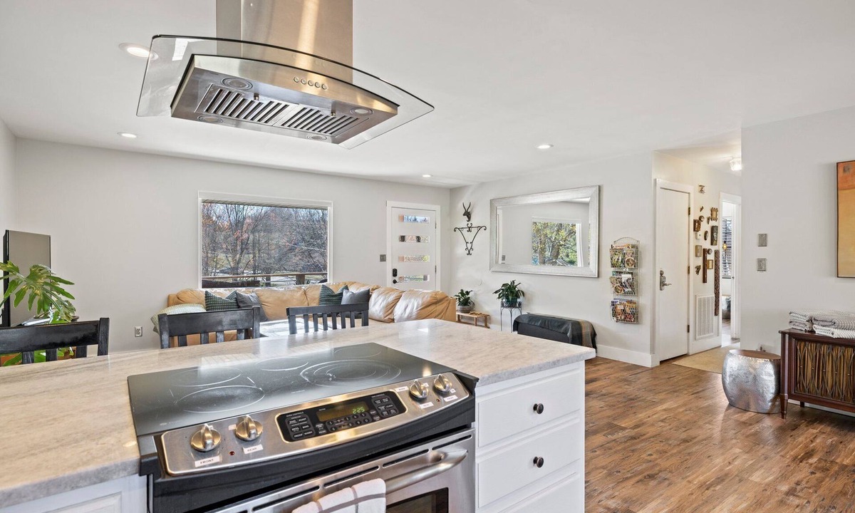 East End - Valley Street House | Chic Retreat: Walk to Downtown: Sunset views