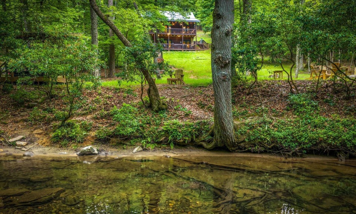 McCaysville Cabin | Chimney Path on Fightingtown Creek - Pet Friendly | Creekside Firepit | Game Room