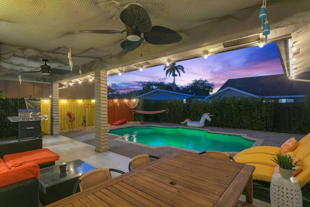 Dania Beach Villa | Citrus+Sunshine/Heated Pool/6 min to Beach/Casino
