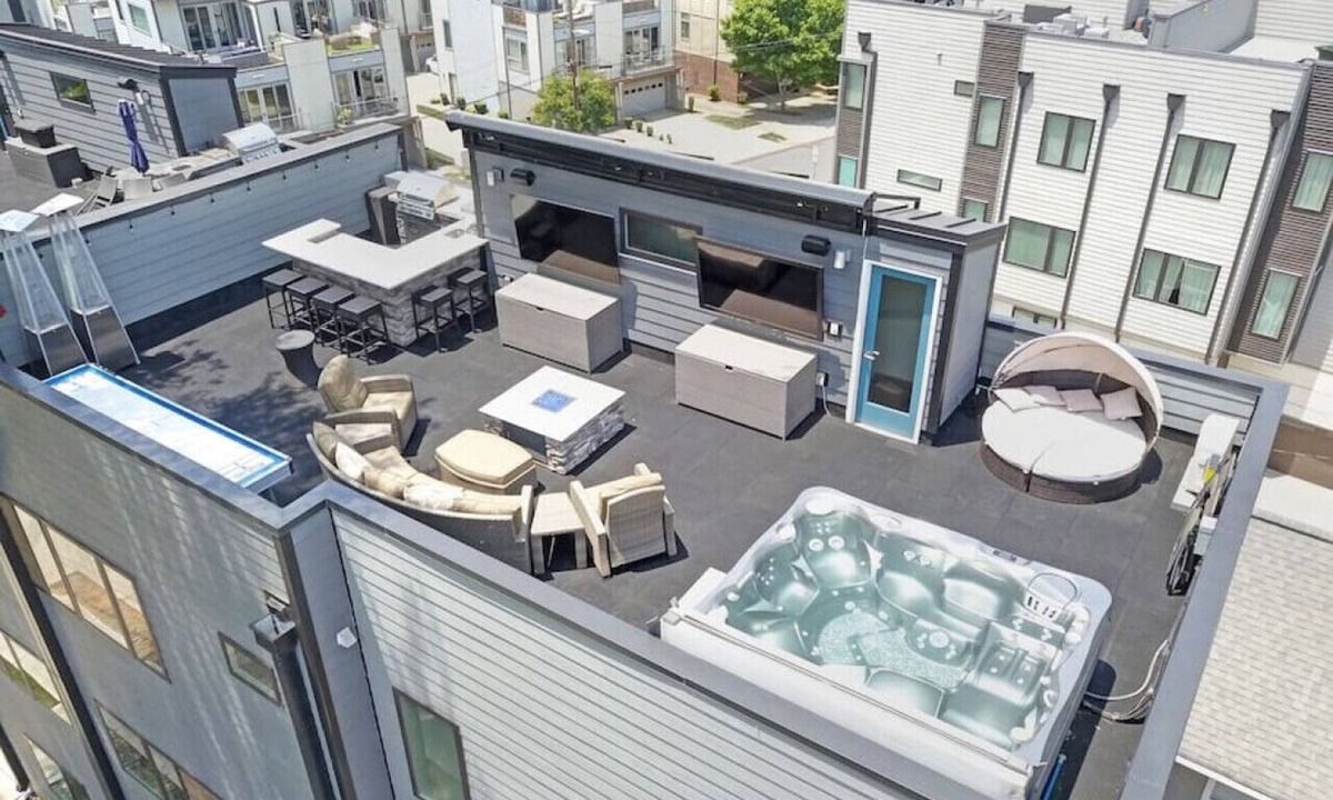 Third Ward Villa | City Views, Rooftop Hot Tub, Golf Sim, Walk to Stadiums