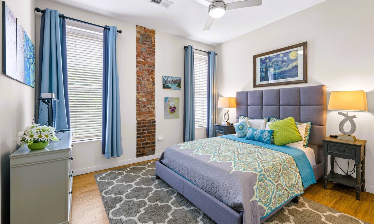 MLK University Condo | Cityscape 2- City Hoppers -King Bed Music District