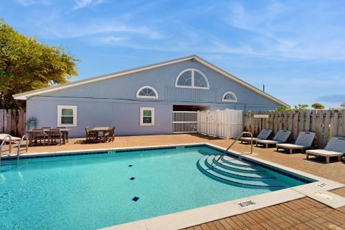 St. George Island House | Classic Beach Condo with a Shared Pool Loft & Grill - Walk to the Beach