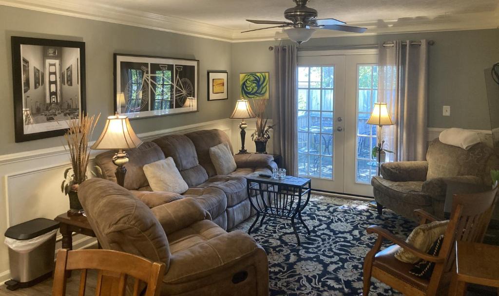 Athens Apartment | Classic City 3 bedroom 2 bath condo with deck close to UGA, Five Points, and Memorial Park in Athens