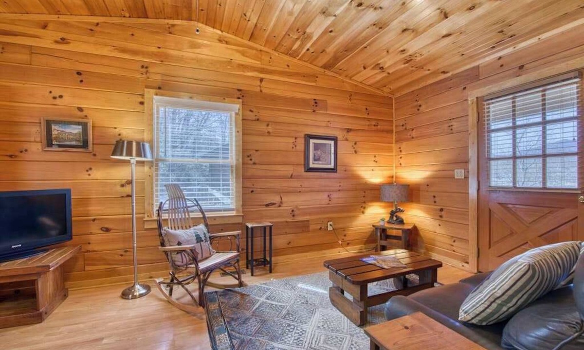 Waynesville House | Classic lake cabin with WiFi, deck, kitchen, partial AC - dogs OK