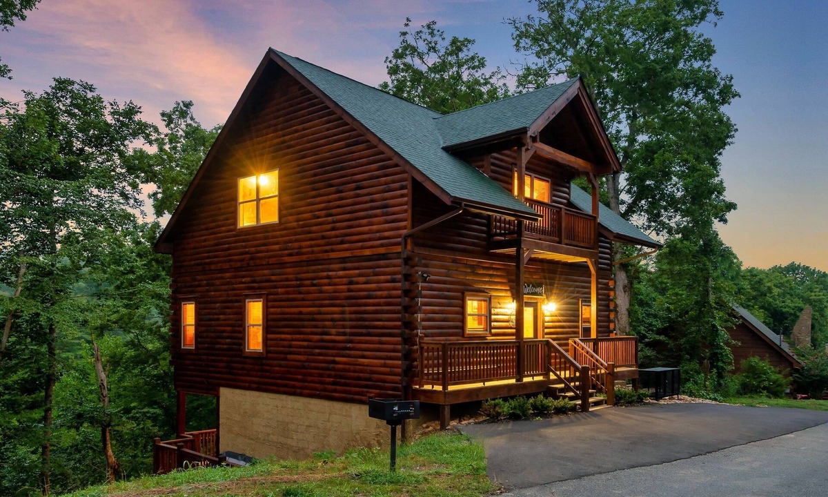 Sevierville Cabin | Classic Log Cabin | Hot Tub, Pool, Games & Dogs OK