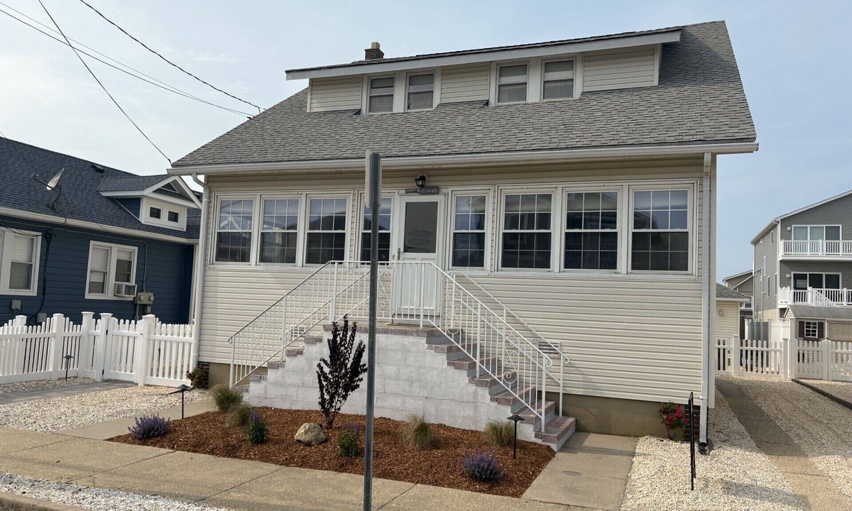 Ortley Beach House | Classic OCEAN BLOCK CAPE WITH 4 BR 2 BATHS.