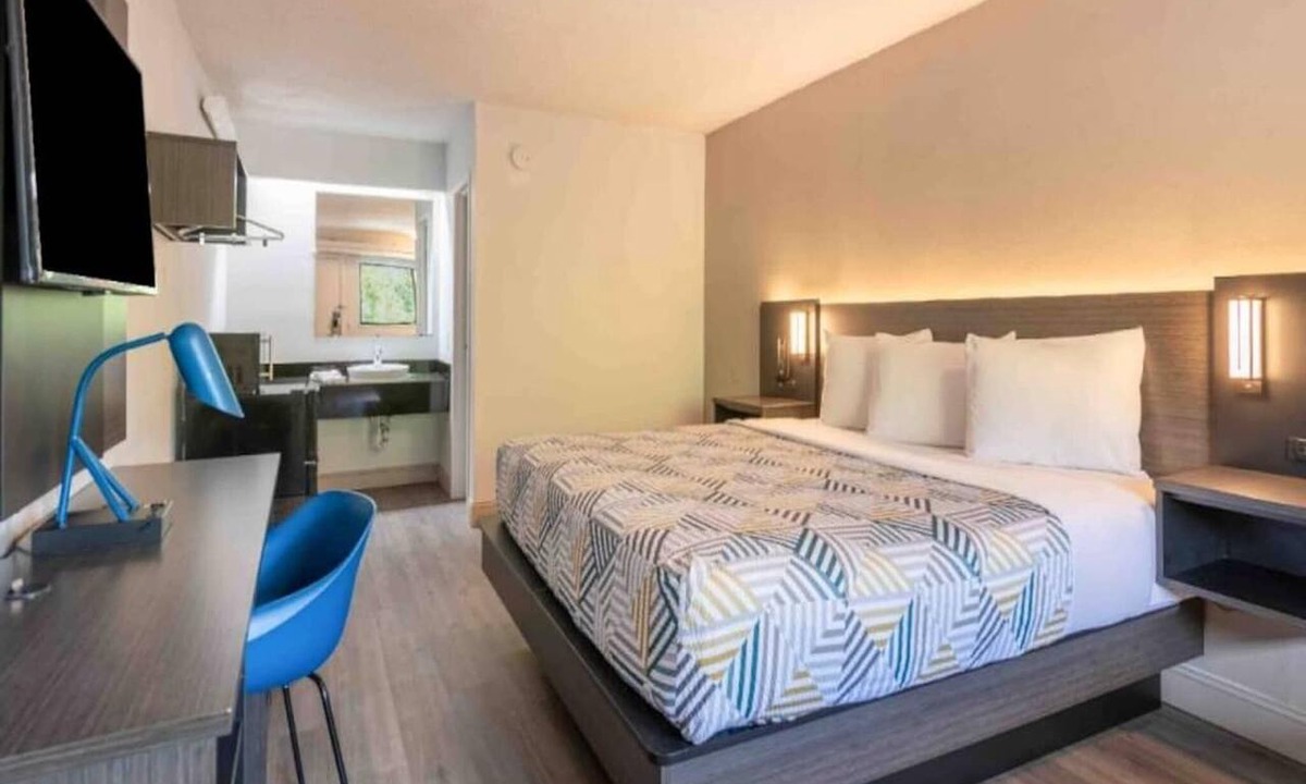 Charlotte Apartment | Clean ADA King Bed|Nsmk