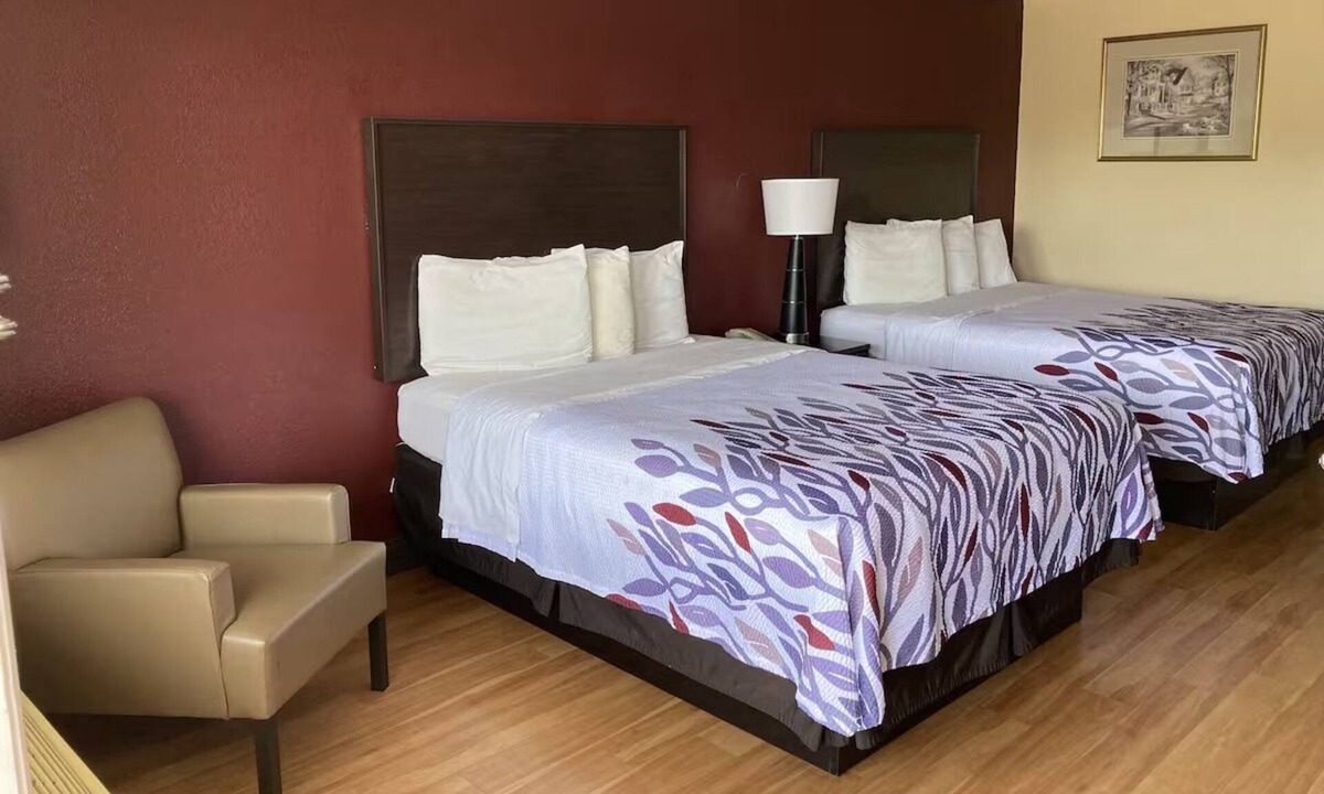 Cleveland Hotel | Clean & Affordable Two Queen Beds Room – Perfect for Road Trippers