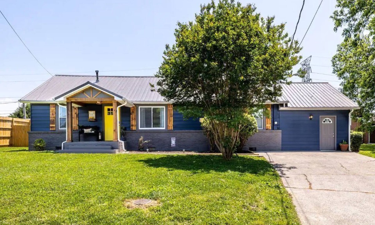 Maryville House | Clean, comfortable and spacious in Maryville. 3 BR, 2 BA, conveniently located.
