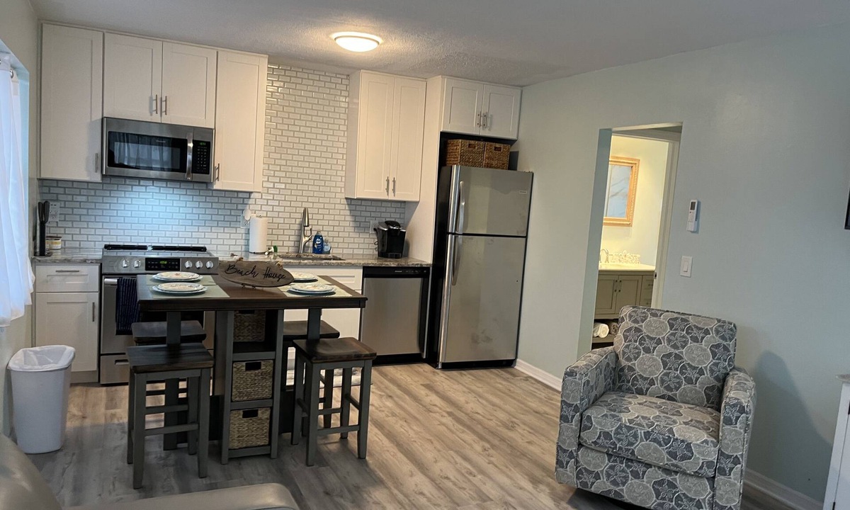 Grove City Apartment | CLEAN,Great Location,Dockage Available,HEATED Pool, HUGE Back yard. Unit C