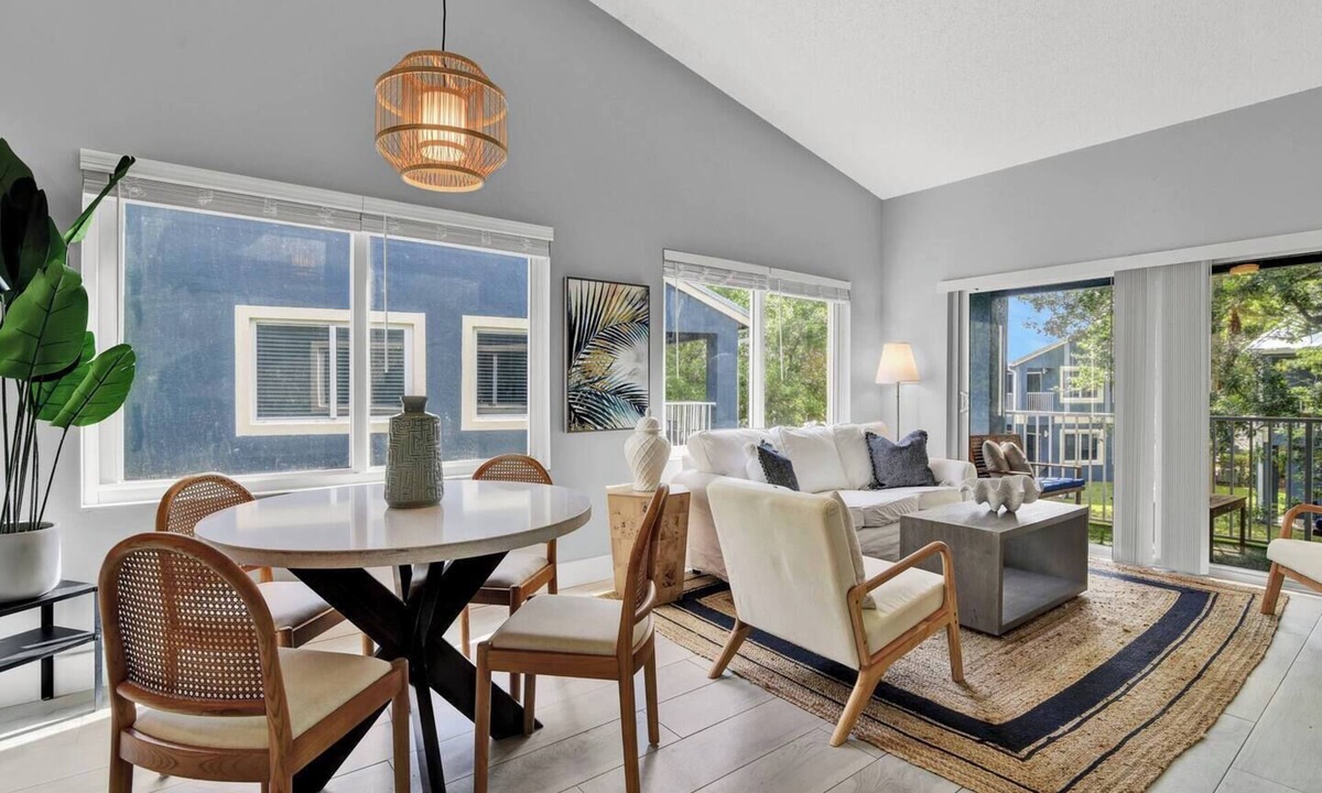 Mission Bay Apartment | Clean, modern and bright 2 bedroom, 2 bath in West Boca
