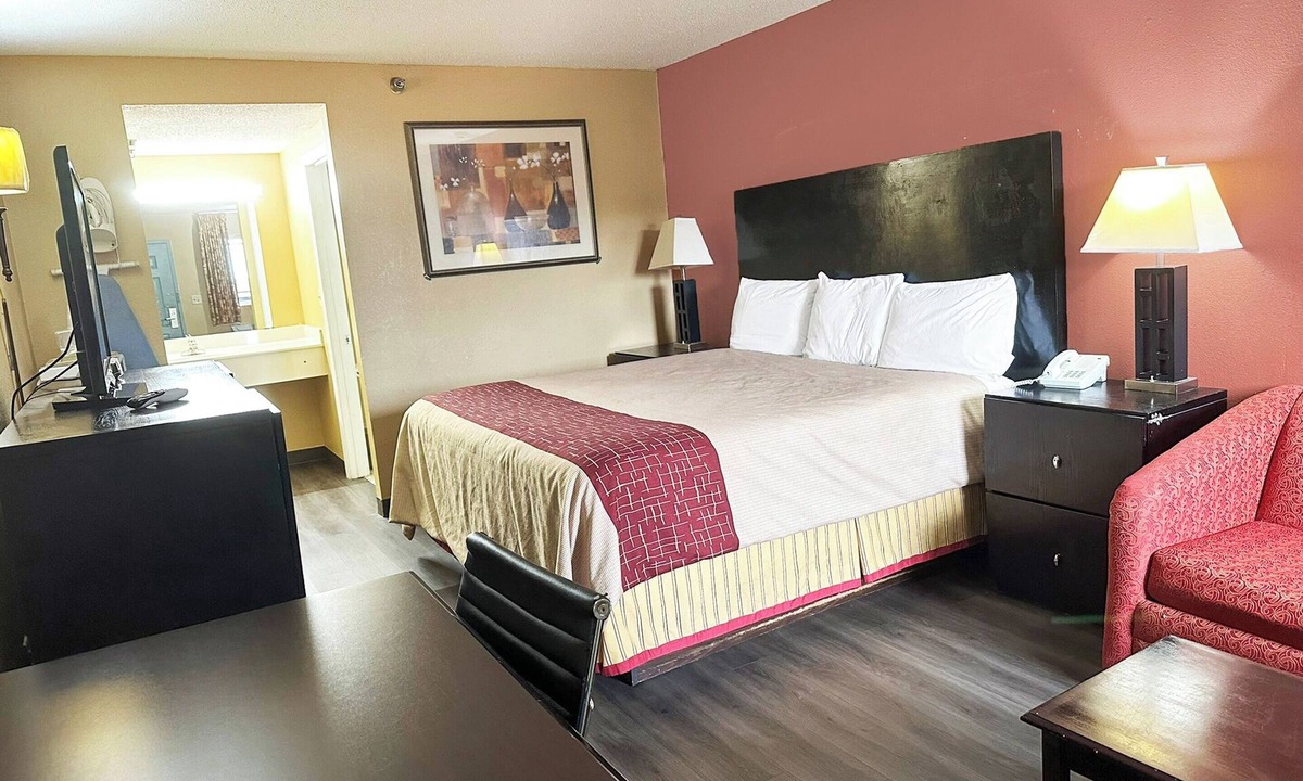 Mount Berry Hotel | Clean Room w/Private Bathroom + Pet-Friendly Options Near Berry College
