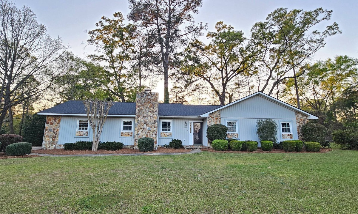 Warner Robins House | Clean, Safe, and Convenient with Ping Pong and FirePit 3 bedroom sleeps 6