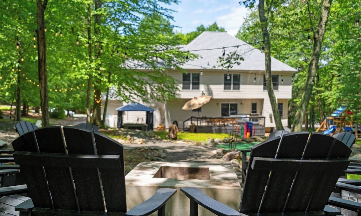 Largo House | Clearwater Beach Playhouse! Heated Pool, Mini Golf