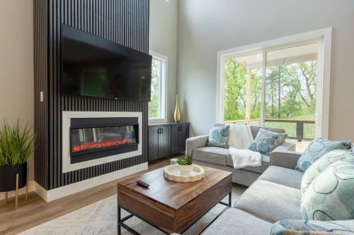 Asheville House | Cliffside Modern Villa. Secluded and accessible.