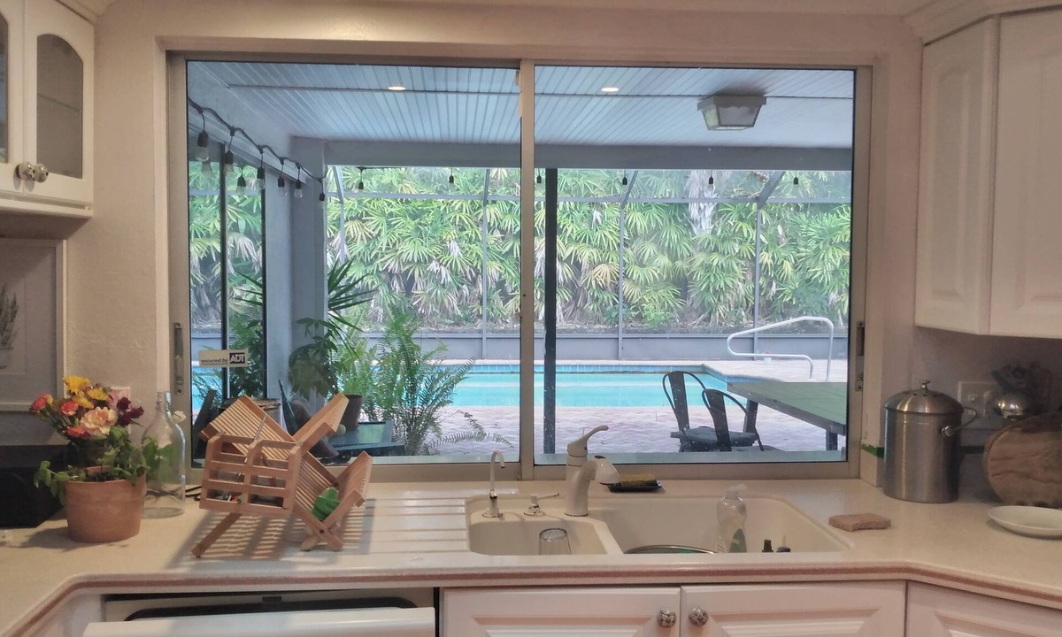 South Sarasota House | Close to beach and downtown - large caged pool