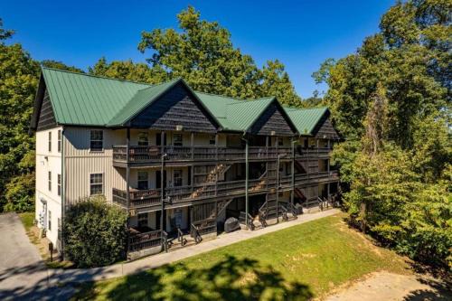 Pigeon Forge Apartment | Close to everything - this condo is a great home base for your mountain getaway