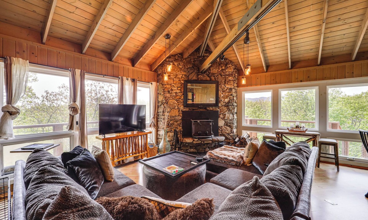 Seven Devils House | Close to Trails! Seven Devils Retreat w/Hot Tub