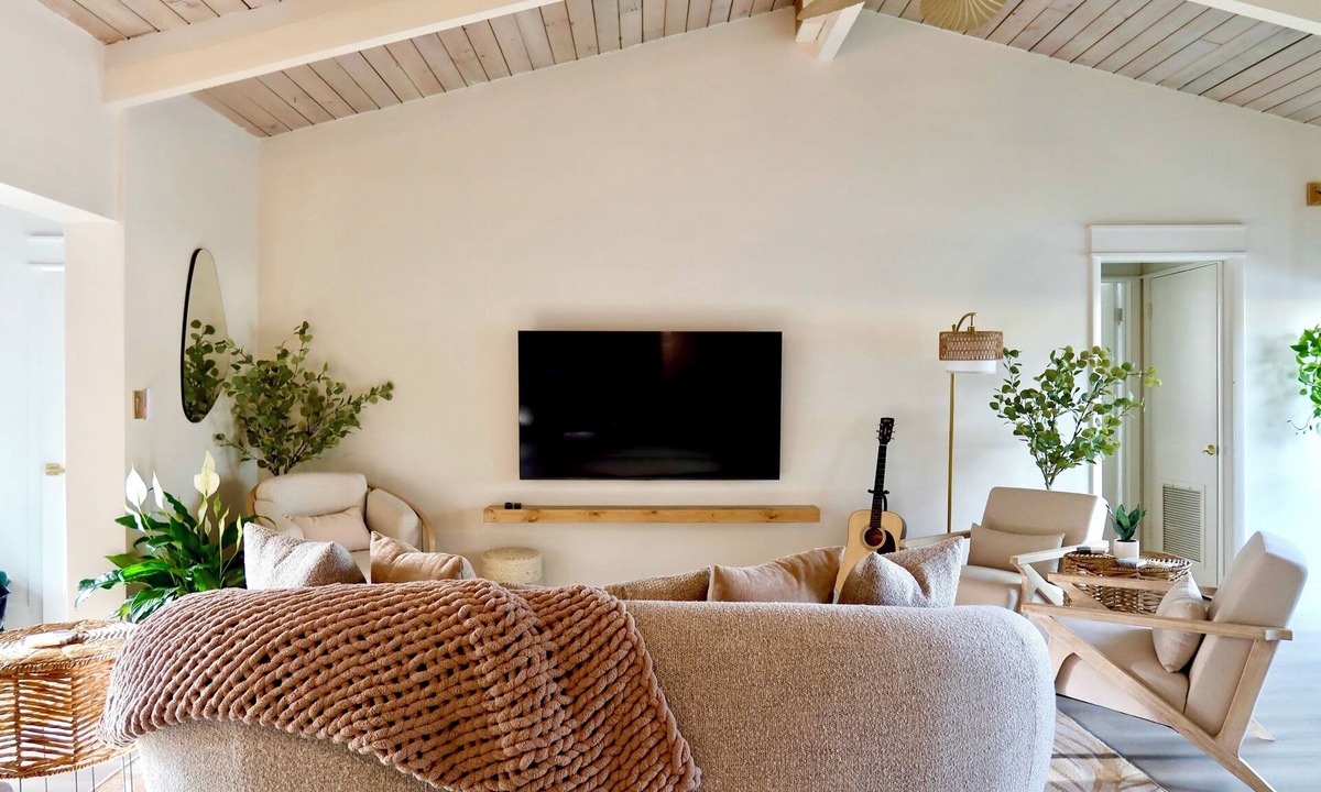 West Palm Beach House | CloseTo Downtown- Cold Plunge -Mini Golf- Sleeps 10- Floor to Ceiling Windows